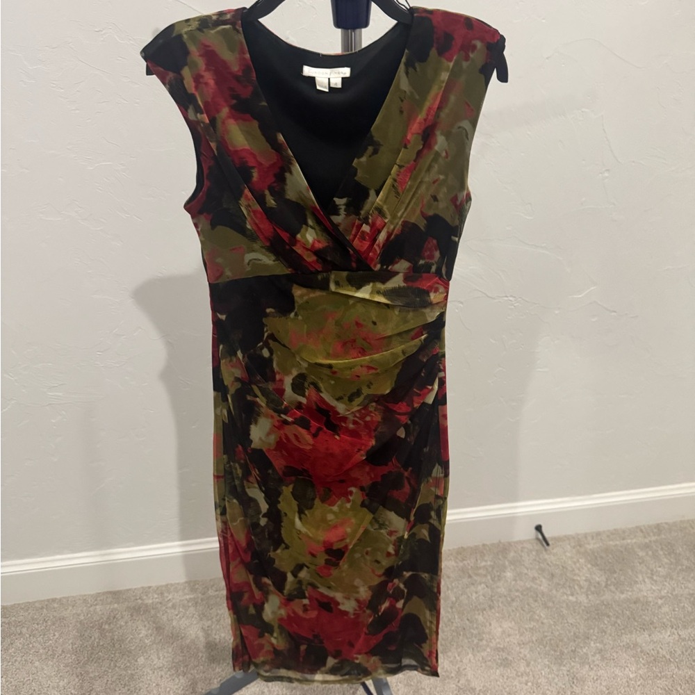 Multi colored dress w flowers! Very comfortable and slim fitting. Size 4